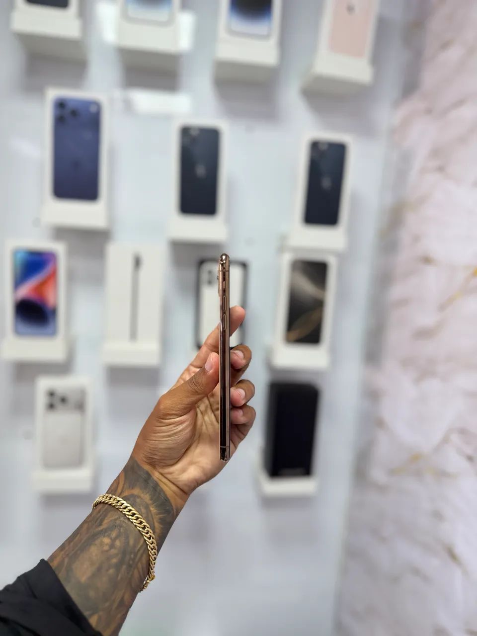 IPHONE 11 PRO MAX 256GB GOLD TOP - Celulares e Smartphones