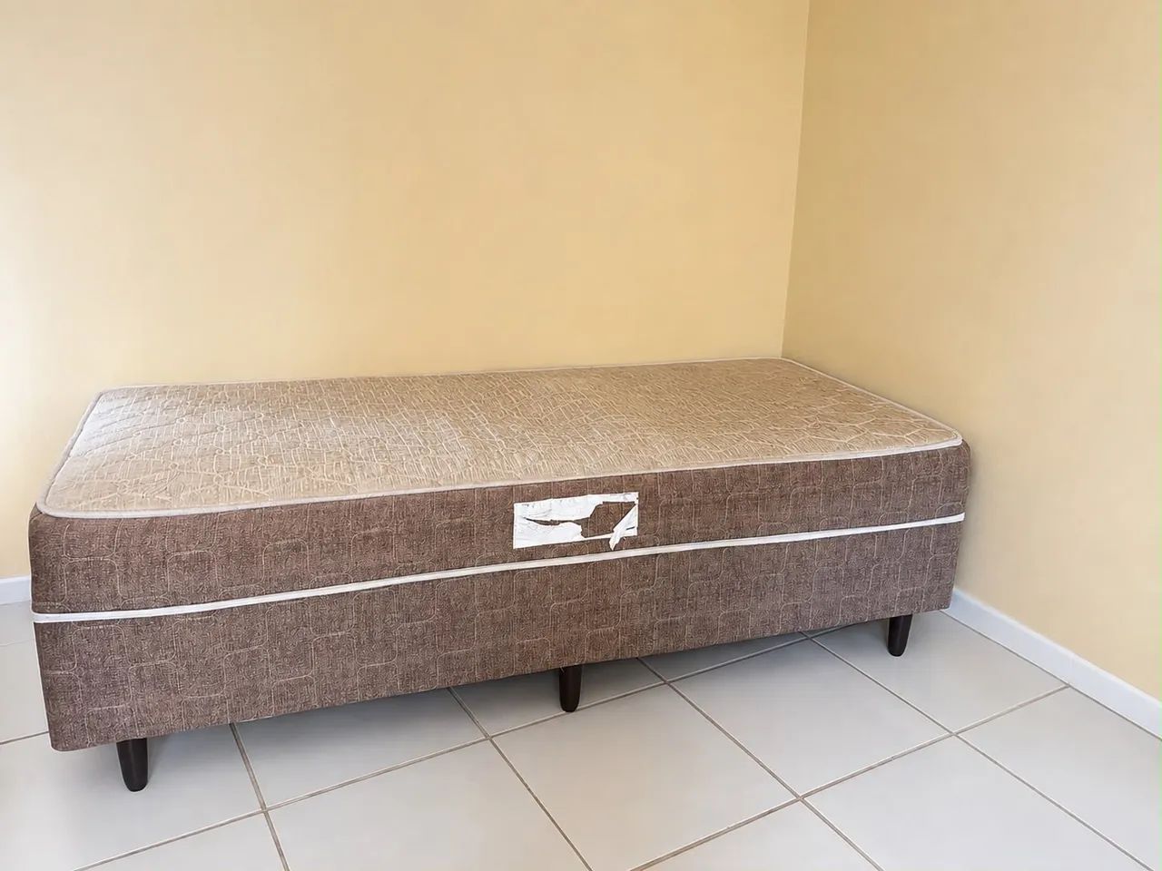 Cama de solteiro com molas ensacadas 