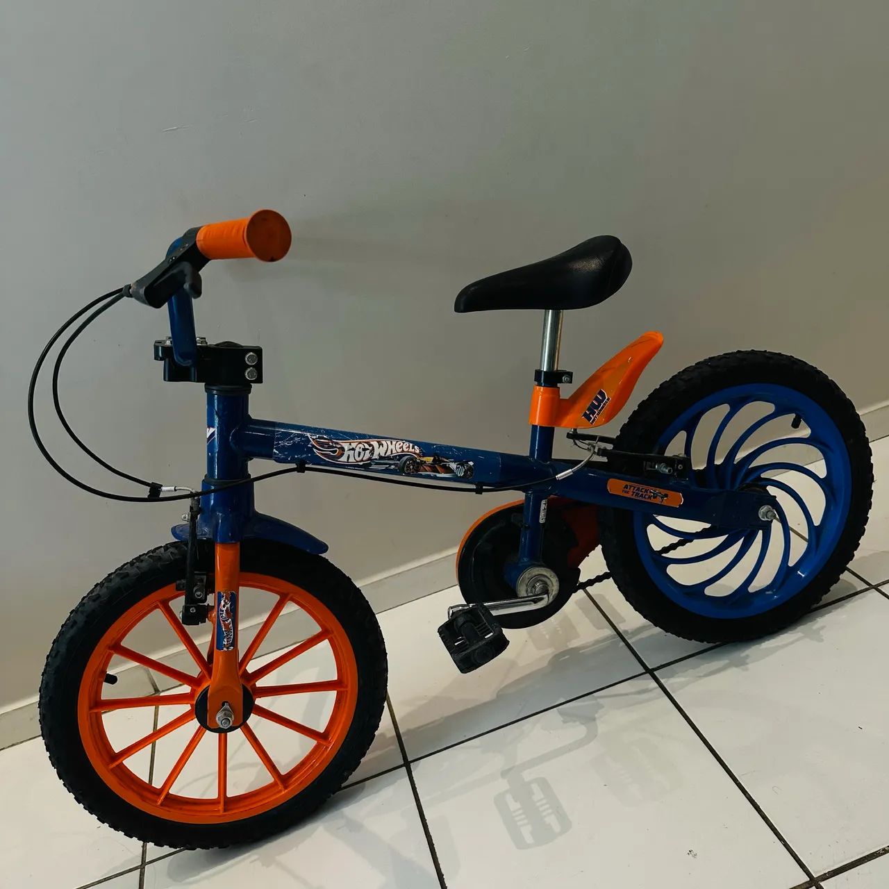 Bicicleta usada aro 16 Hot Wheels
