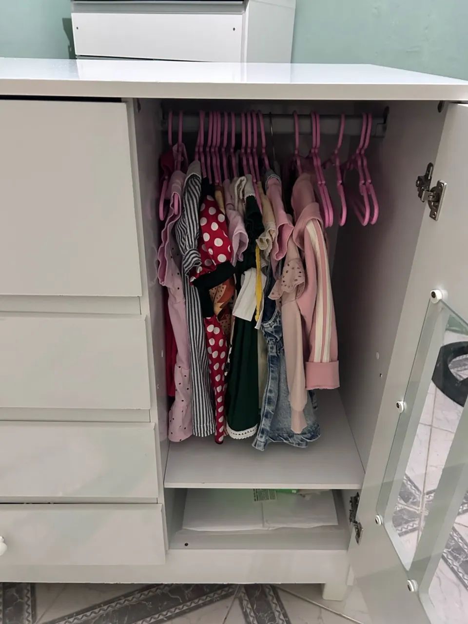 Cômoda Infantil com Guarda-Roupa e Porta de Vidro - Foto 4