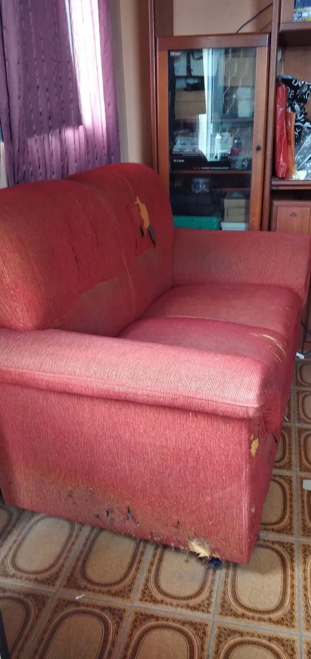 Vendo este sofá de 3 e 2 lugares precisa forrar ou usar com capa - Foto 4
