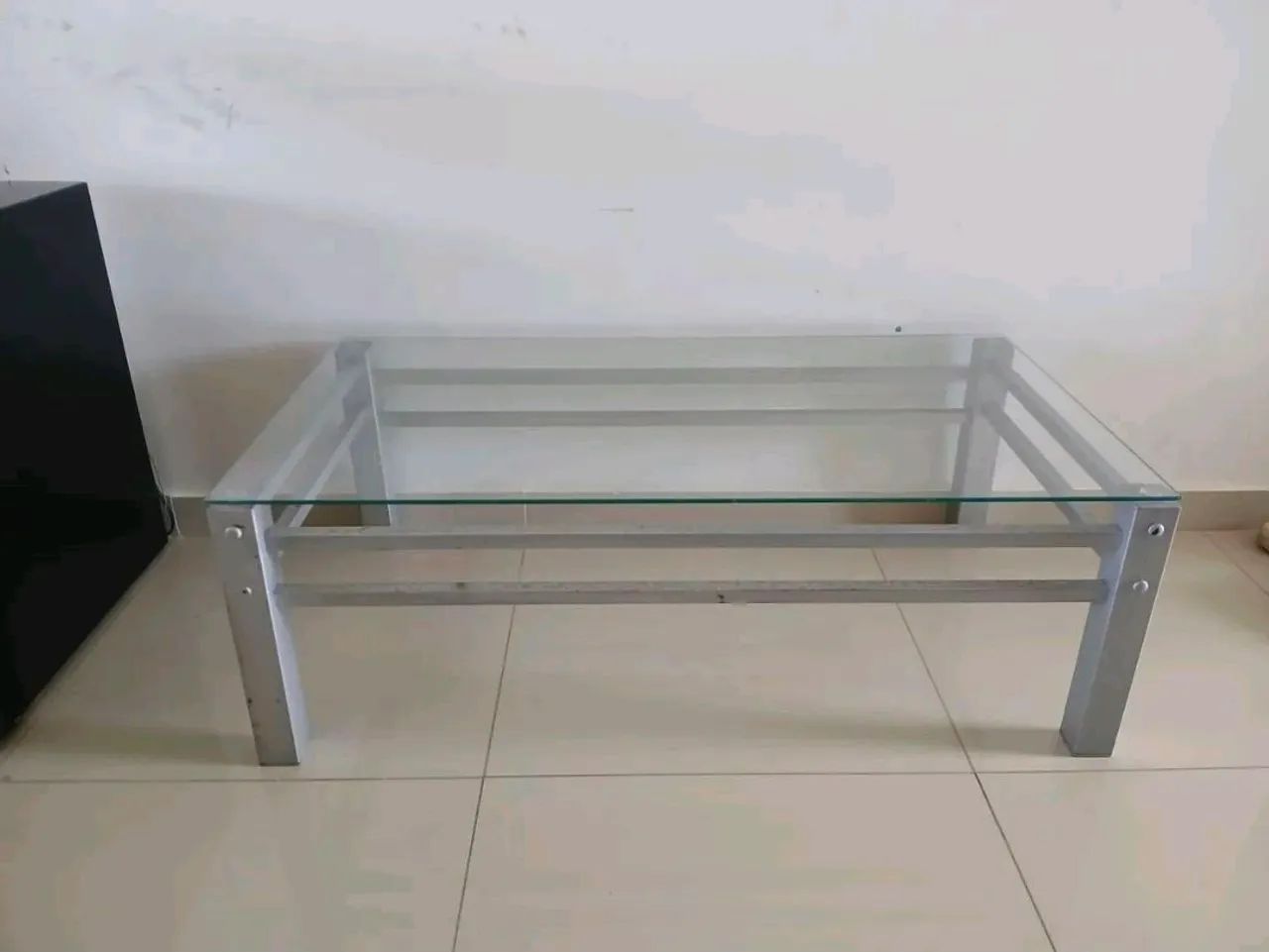 Mesa de vidro e alumínio