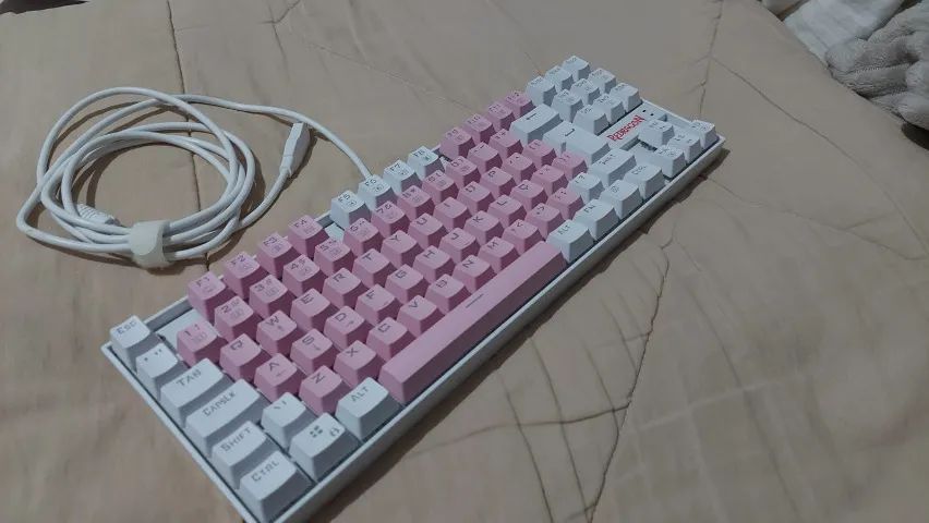 Teclado Mecânico Redragon Kumara Rosa e Branco
