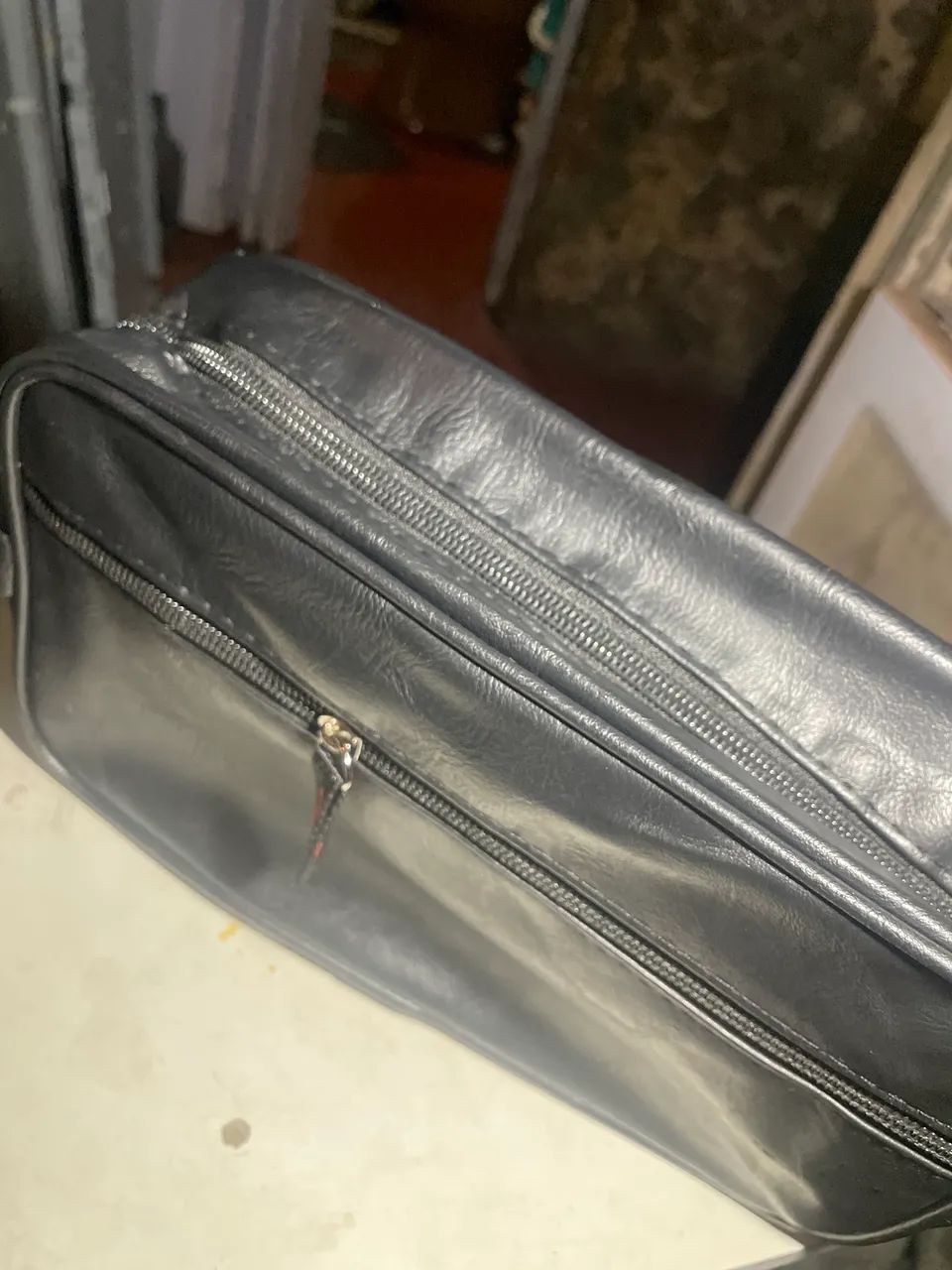 Necessaire preta de couro bolsa estojo  - Foto 2