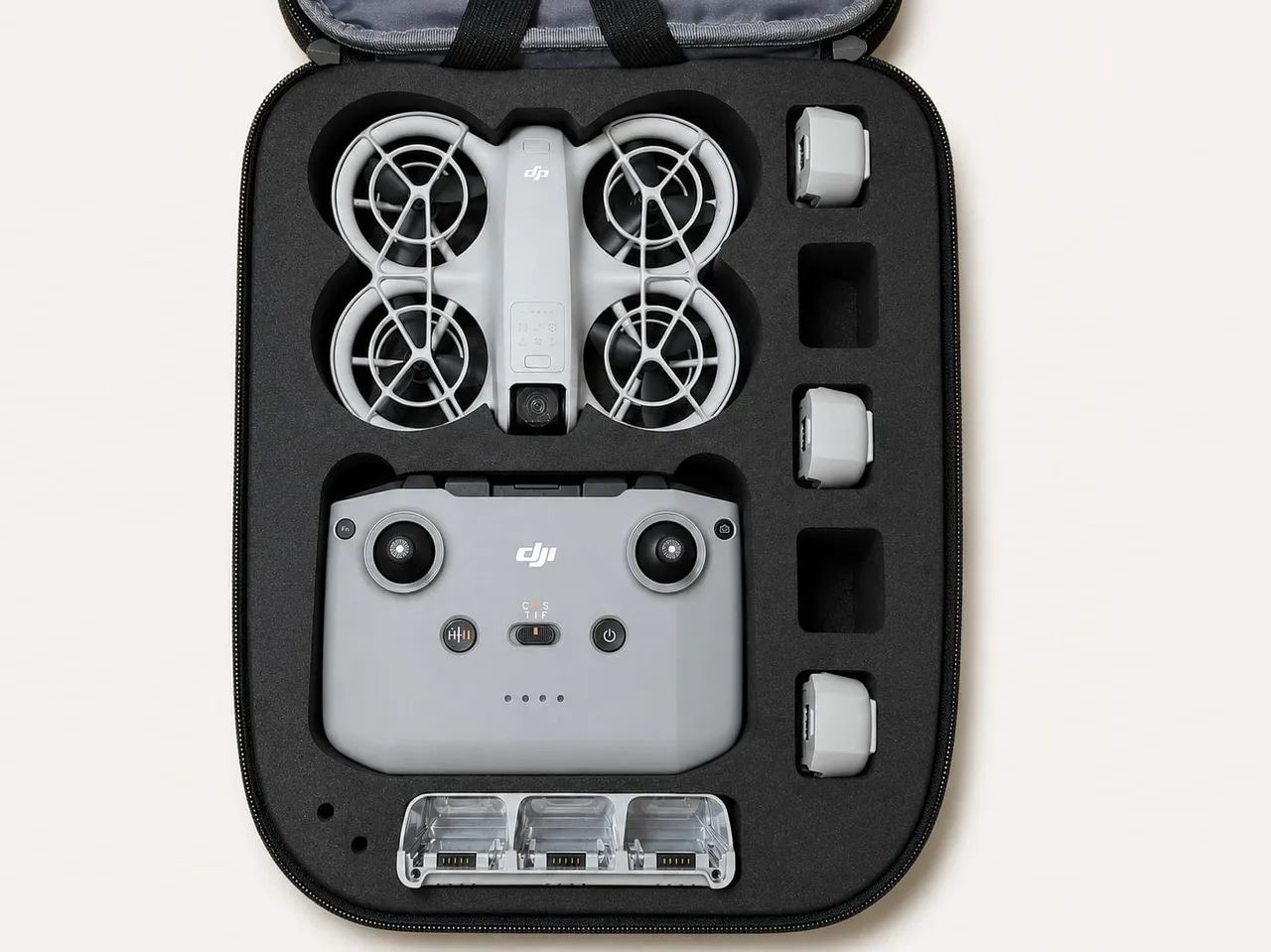 DJI Neo Fly More Combo Completo - Controle RC-N3, 3 Baterias, Hub e Case