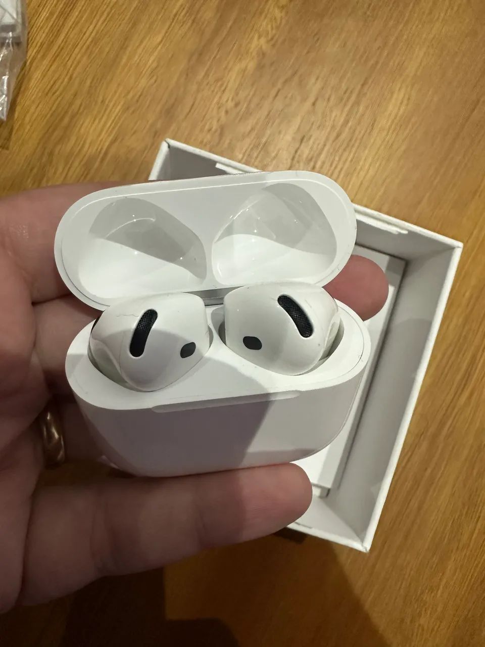 AirPods 4