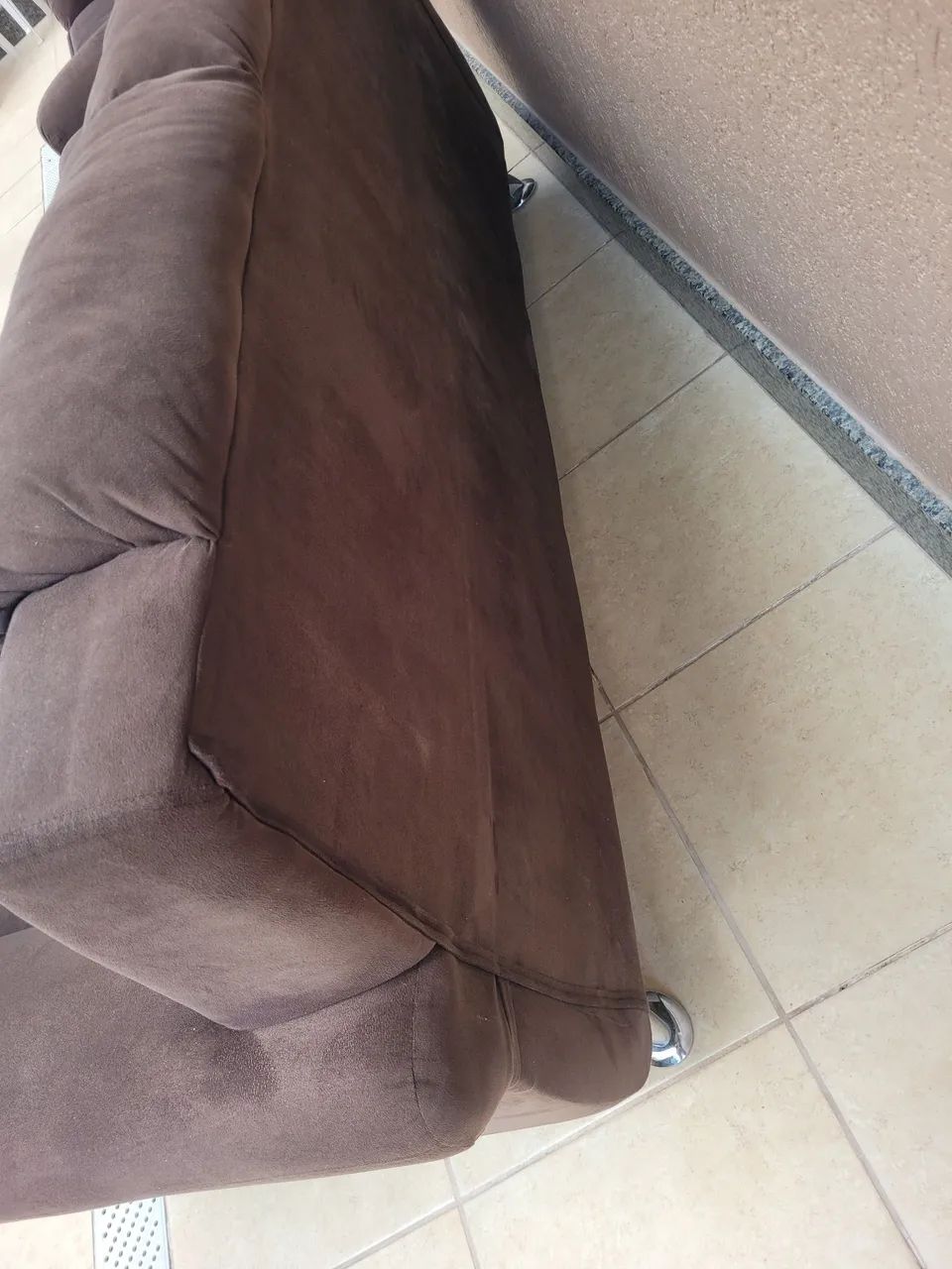 Sofá 3 lugares marrom - Foto 3
