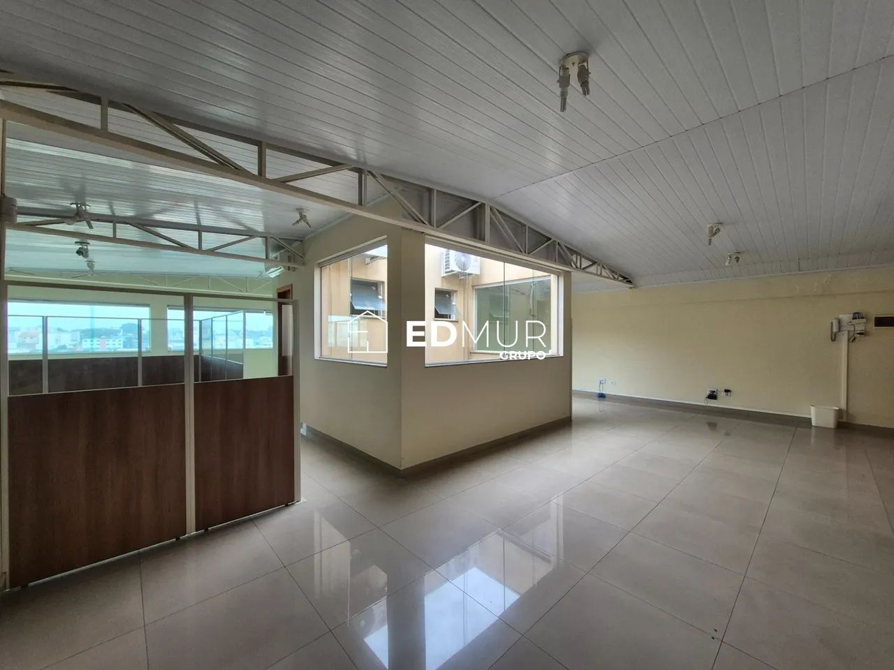 SALA para ALUGUEL com 100m² no bairro Jardim Stella com 0 quartos e 3 vagas. Santo André, 