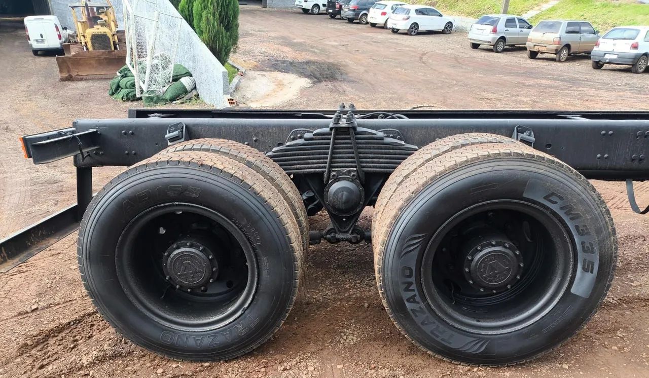 Volvo N10 Traçado 6x4 caçamba  - Foto 5