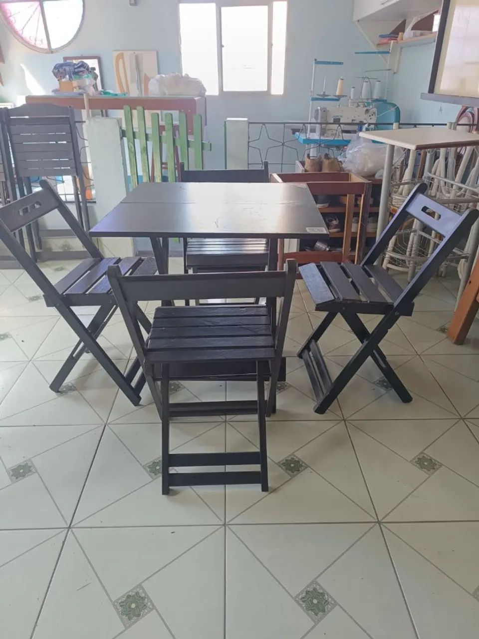 Mesa dobrável  com 4 cadeiras - Foto 2