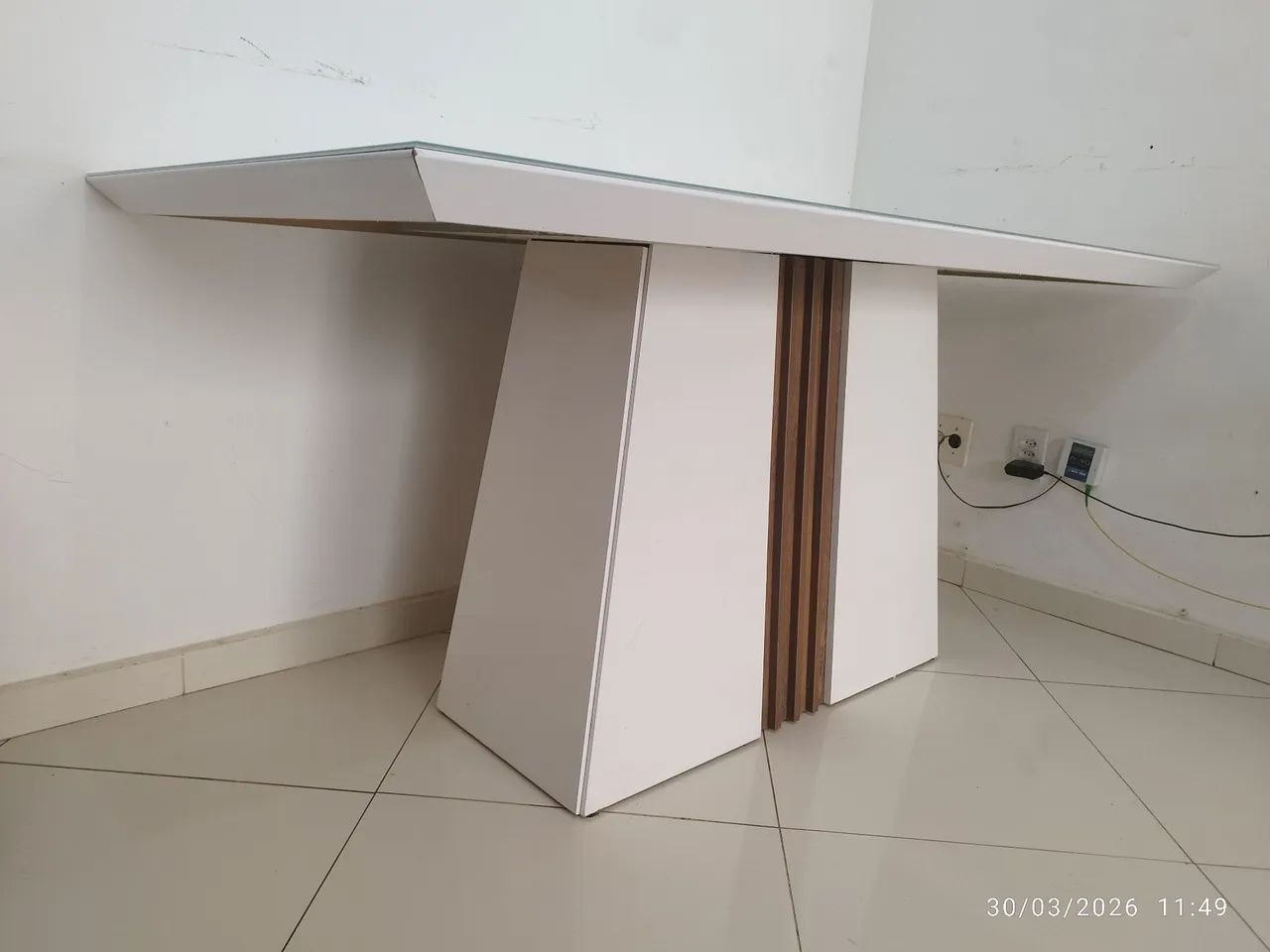 OPORTUNIDADE! Mesa MDF com Vidro Impecável por R$800 - Moderna e Sofisticada