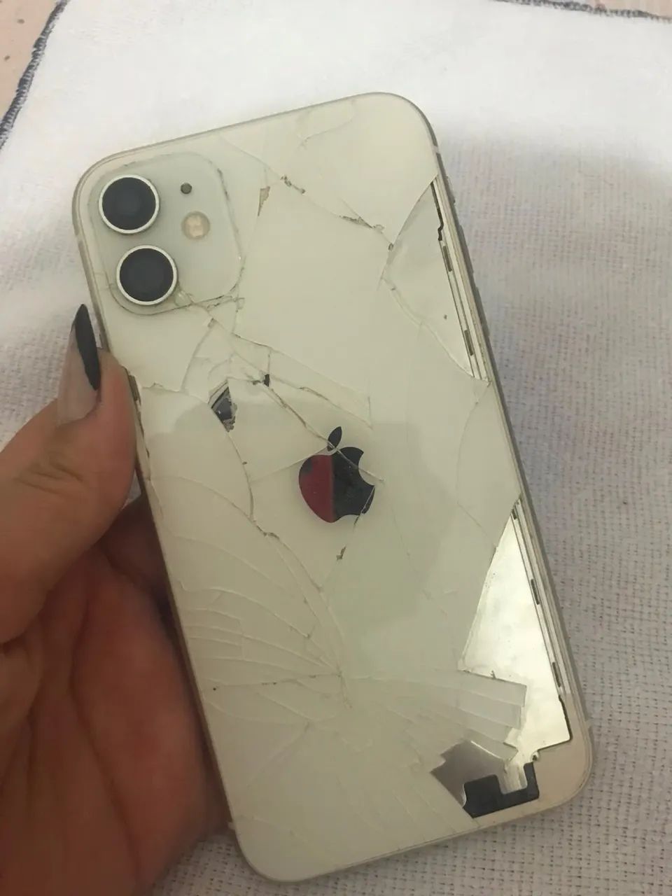 Vendo iPhone 11 cor branca  - Foto 2