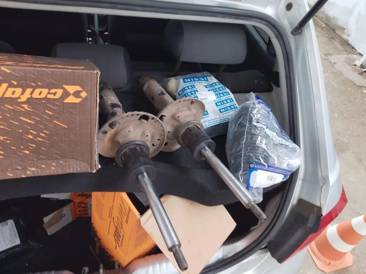 Vendo dois pares de amortecedores do gol em perfeito estado de conservação kits completos  - Foto 5