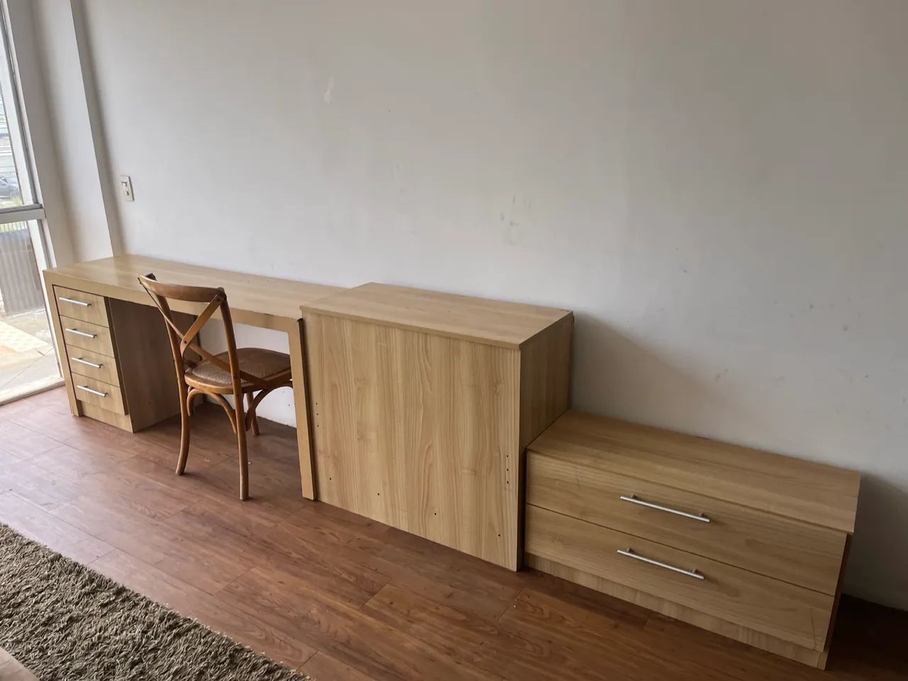  Conjunto mesa com 4 gavetas  , Baú, e criado  com 2 gavetões - Foto 4