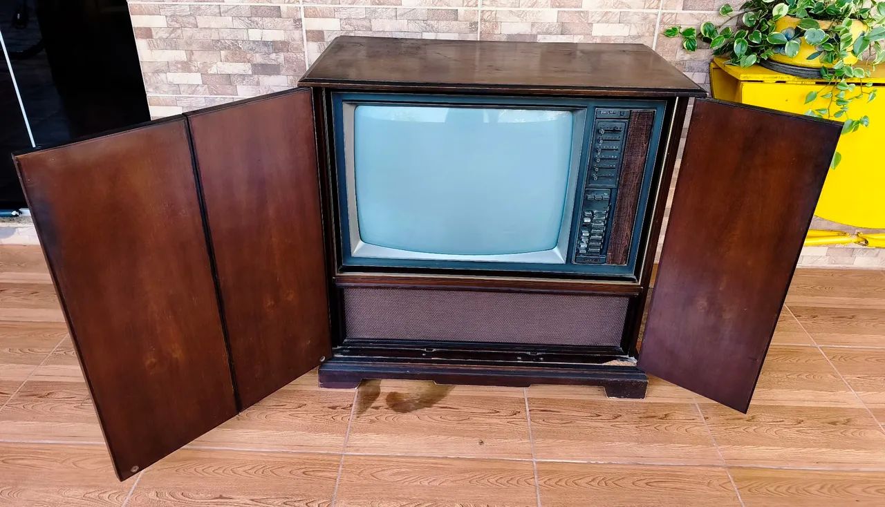 TV ANTIGA PHILIPS - NÃO TESTADA 