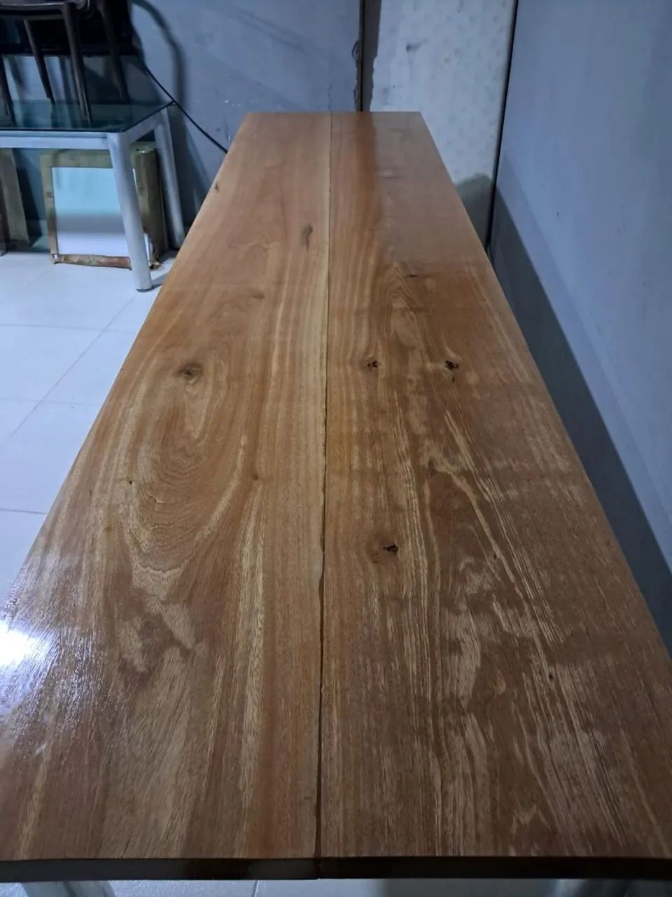 Vende-se mesa de madeira com base de alumínio 