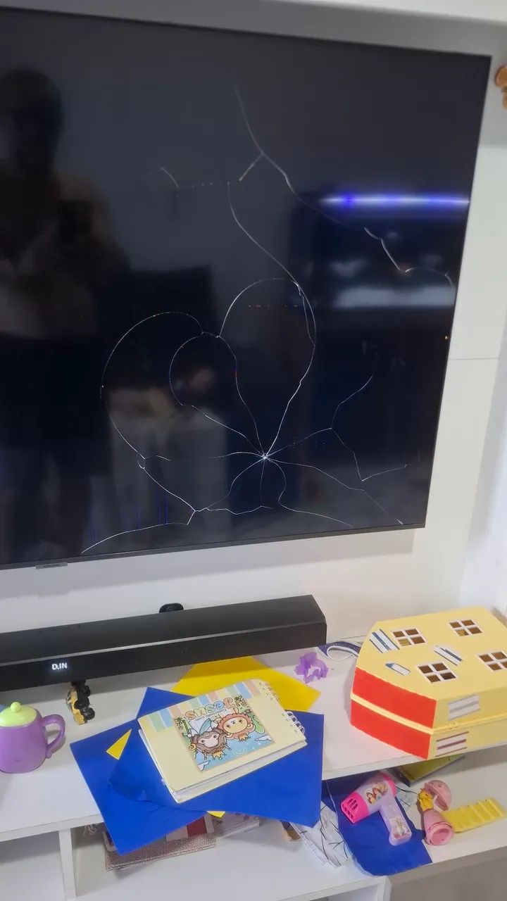 Smart TV Samsung 55 polegadas modelo AU7700 com tela quebrada  - Foto 5