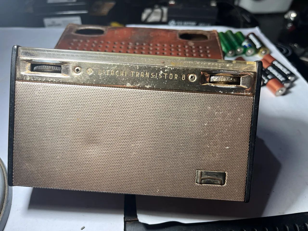 rádio portátil vintage Hitachi Transistor 8, modelo WH-822H