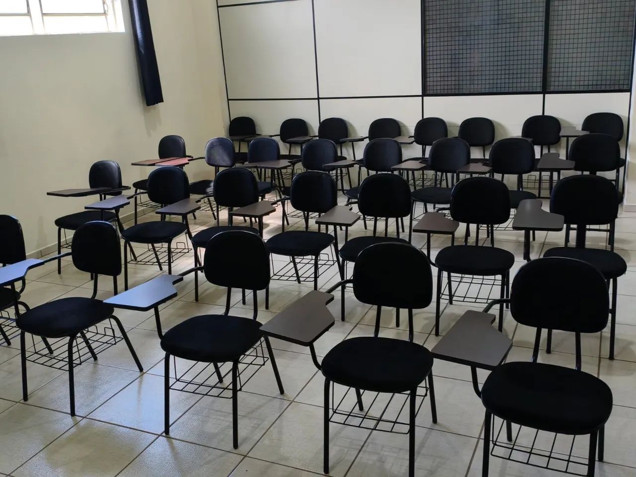 Cadeiras universitária em ótimo estado - Foto 3