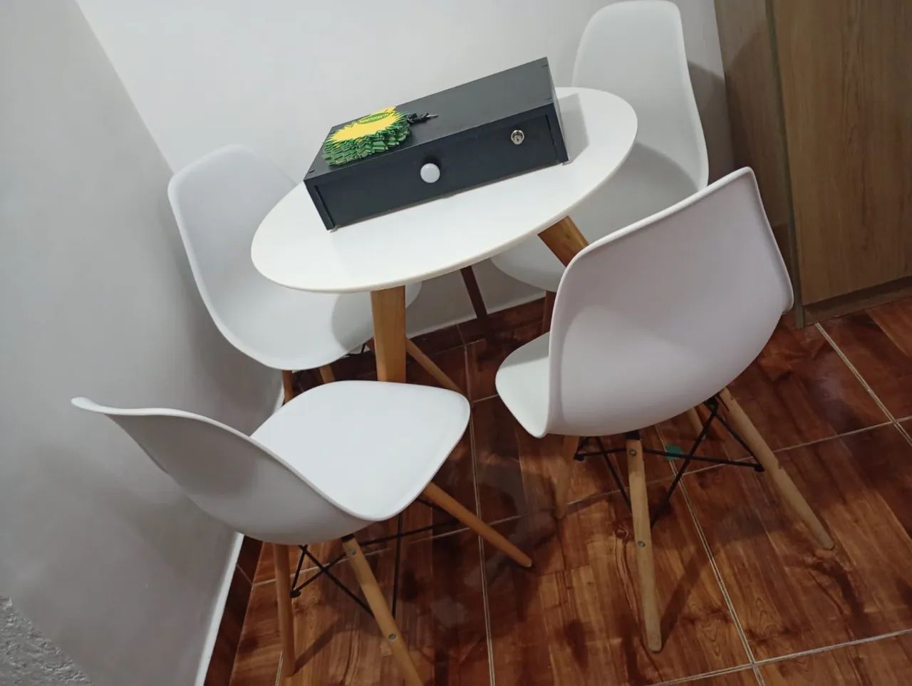 Vendo mesa redonda com 4 cadeiras. 