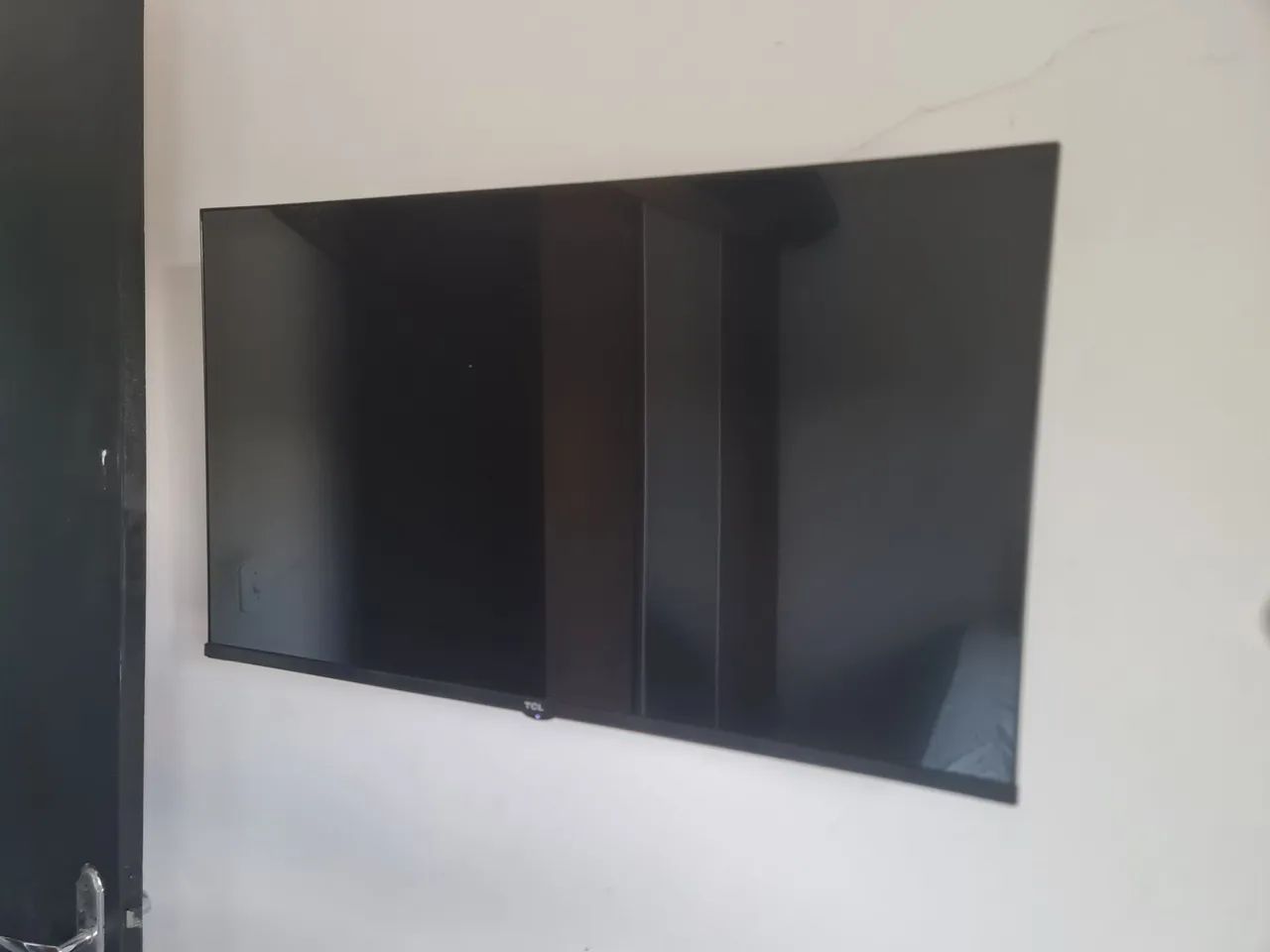 TV TCL 32 polegadas, funcionando normalmente, pouco utilizada.