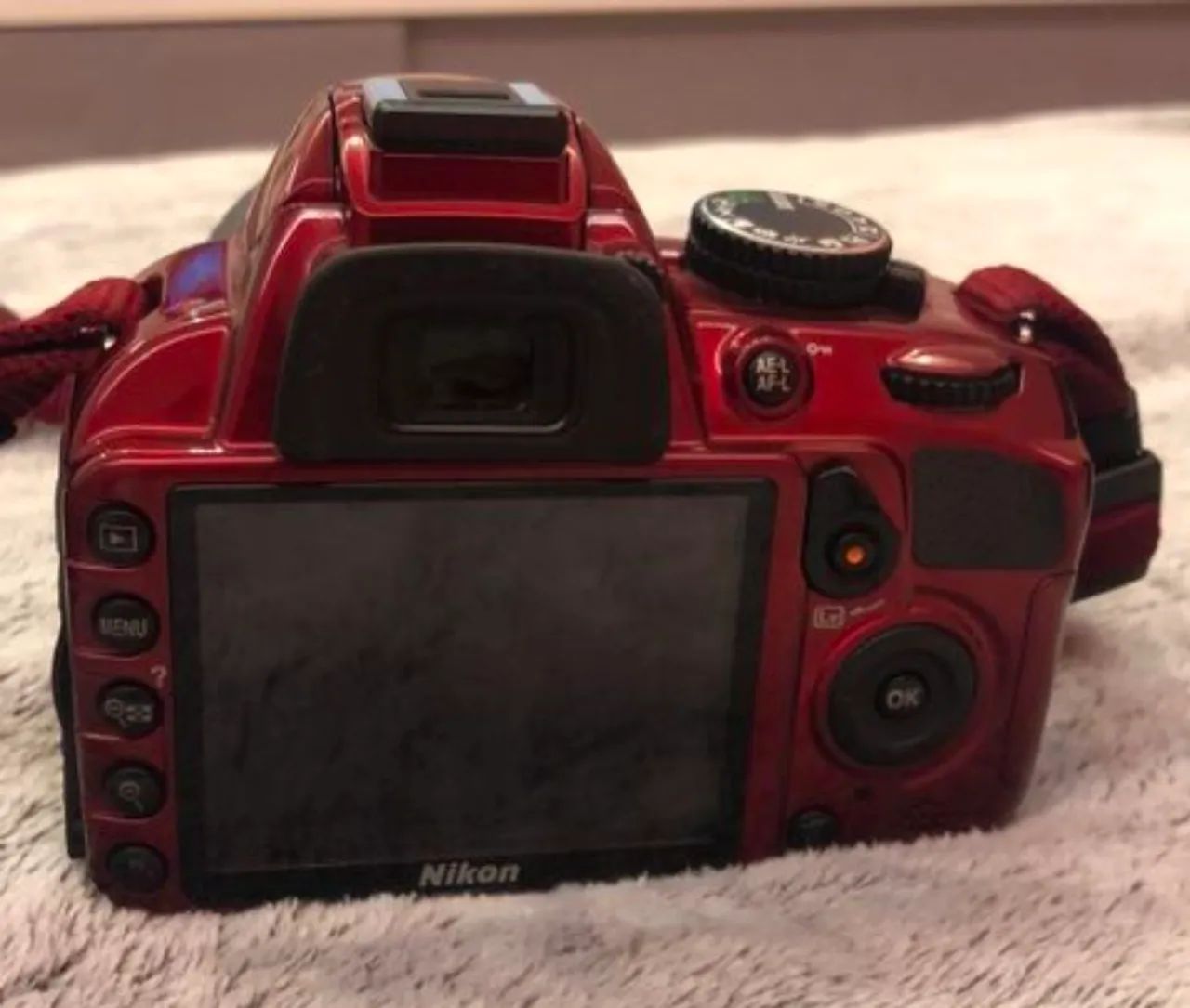 Nikon D3100 vermelha