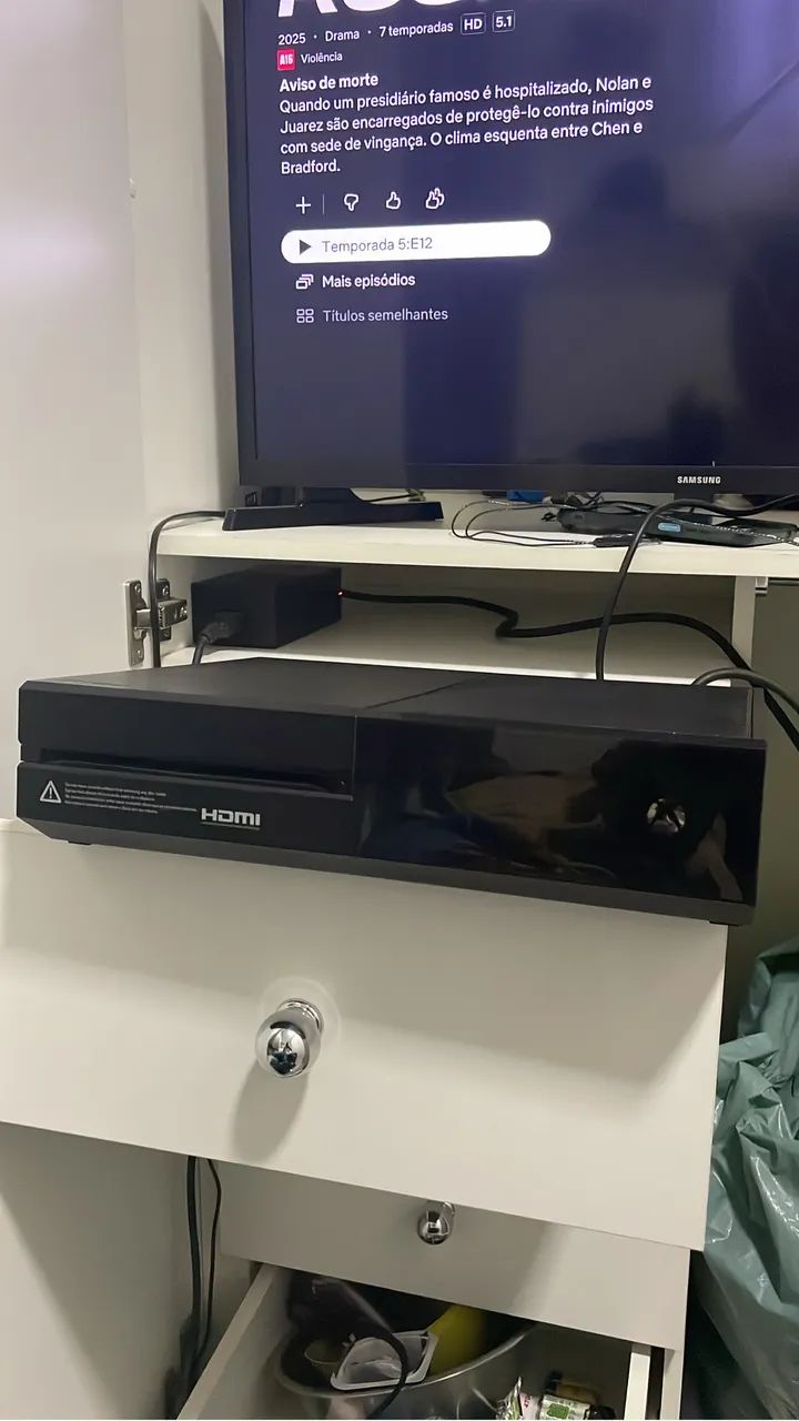 Xbox One com duas manetes em perfeito funcionamento  - Foto 3