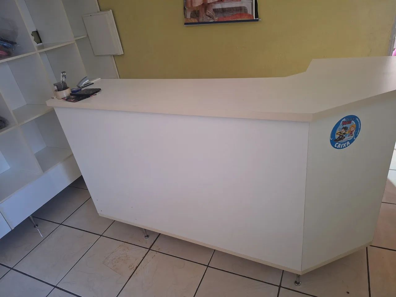 Estante com compartimentos ou Separação 