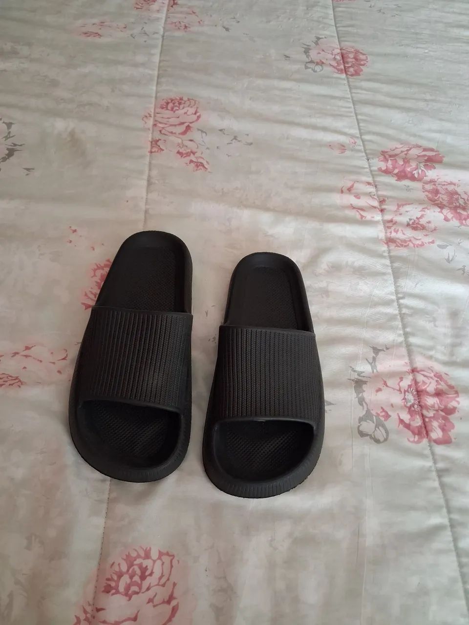 Chinelo de borracha preto. - Foto 3