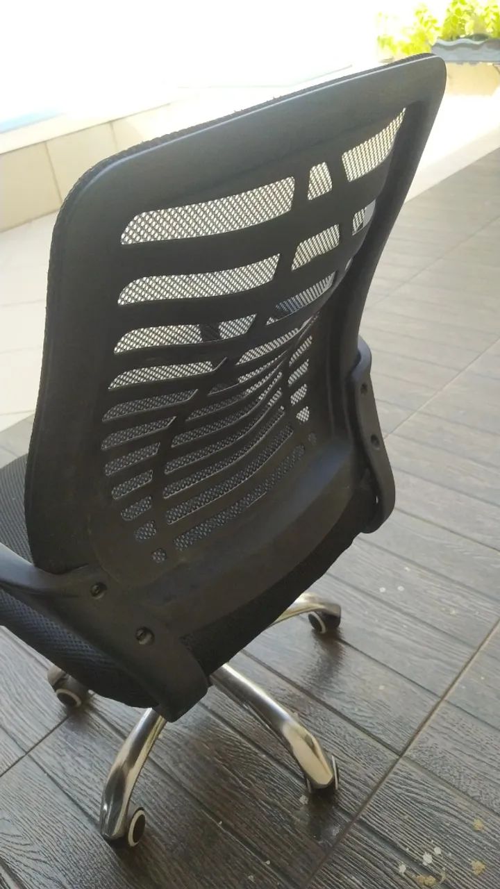 duas cadeira de escritório semi nova conservada  - Foto 3