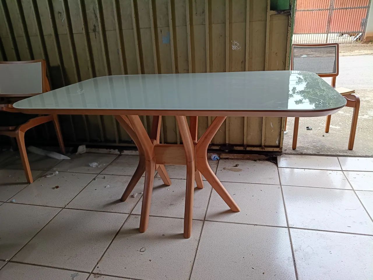 Mesa com tampo de madeira com vidro diversas cores de fundo e vários modelos..1e 40