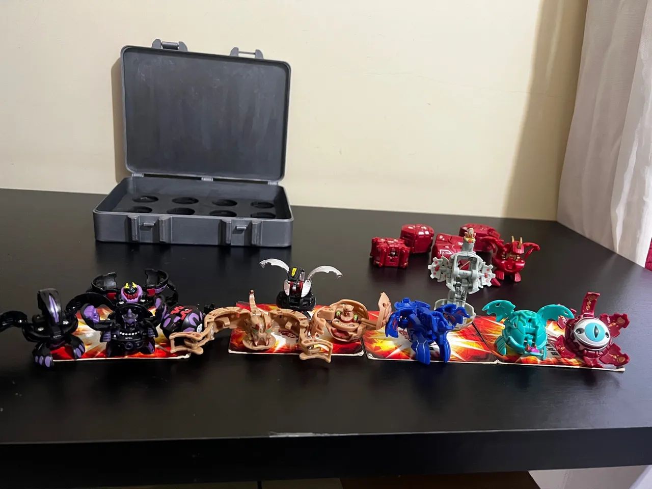 Lote 19 Bakugan + Maleta