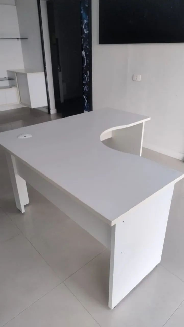 Mesa de escritório em L