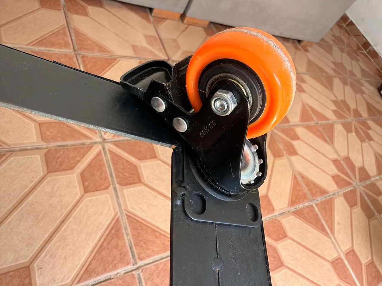 Suporte móvel feito com cantoneira e rodas - Foto 3