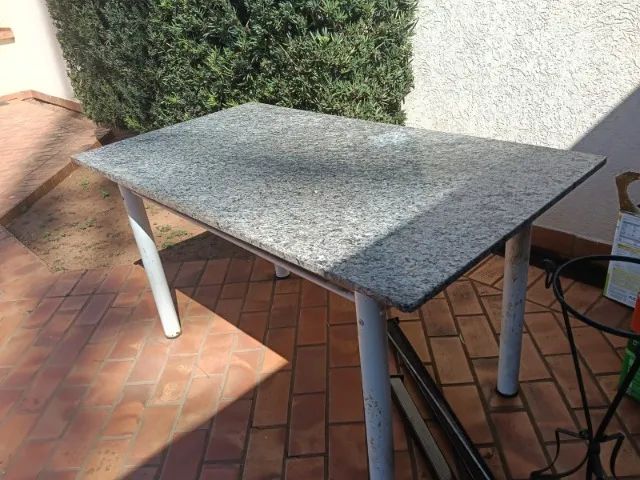 Mesa com tampo de granito