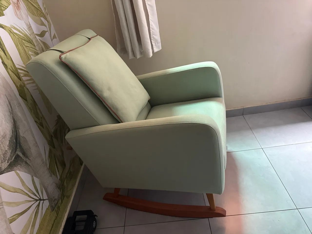 Cadeira de amamentação com pouquíssimo uso - Foto 2
