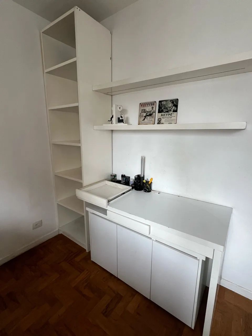 Estante e bancada de estudo
