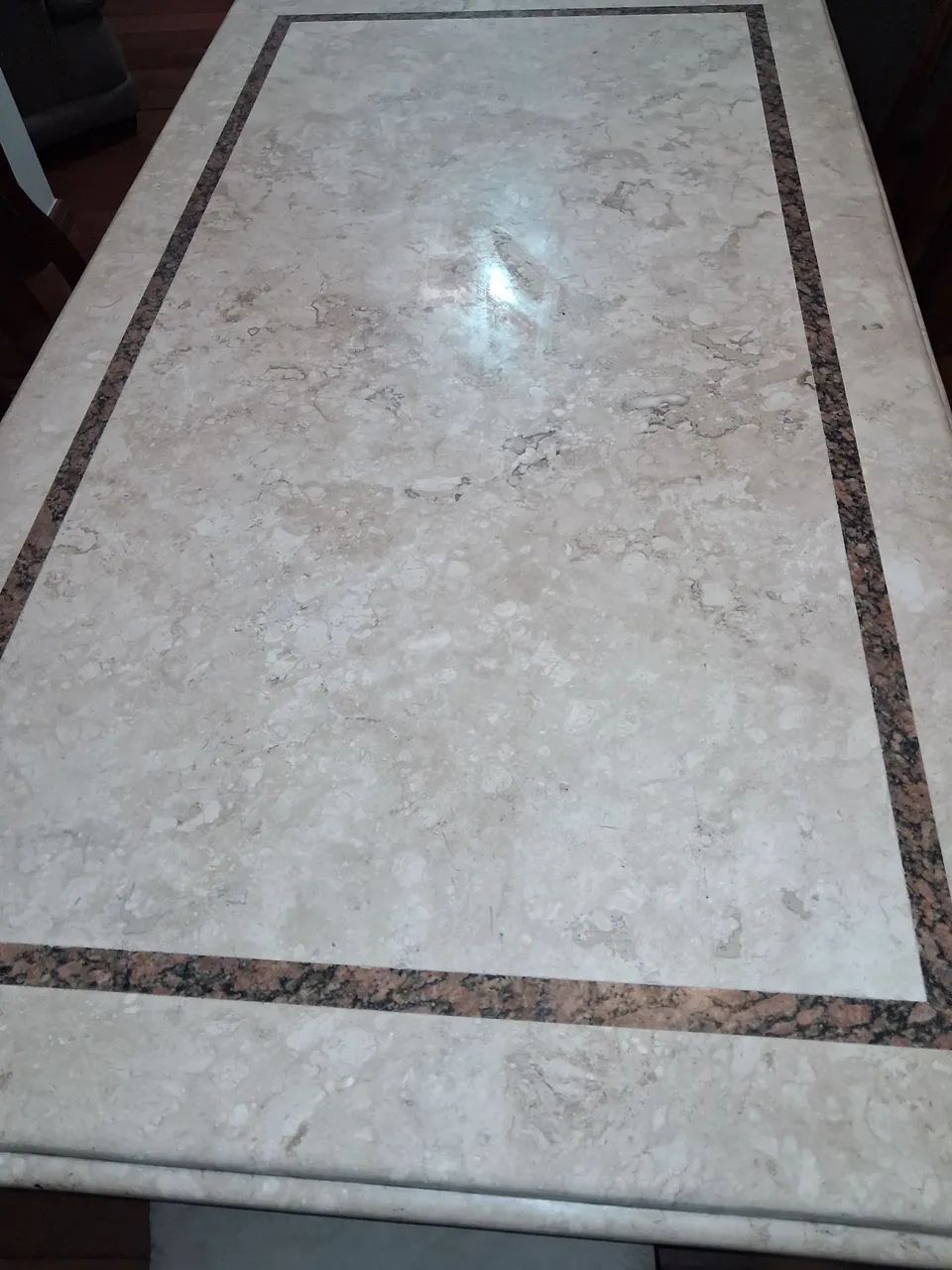Mesa de jantar sis lugares ,base e tampo em pedra