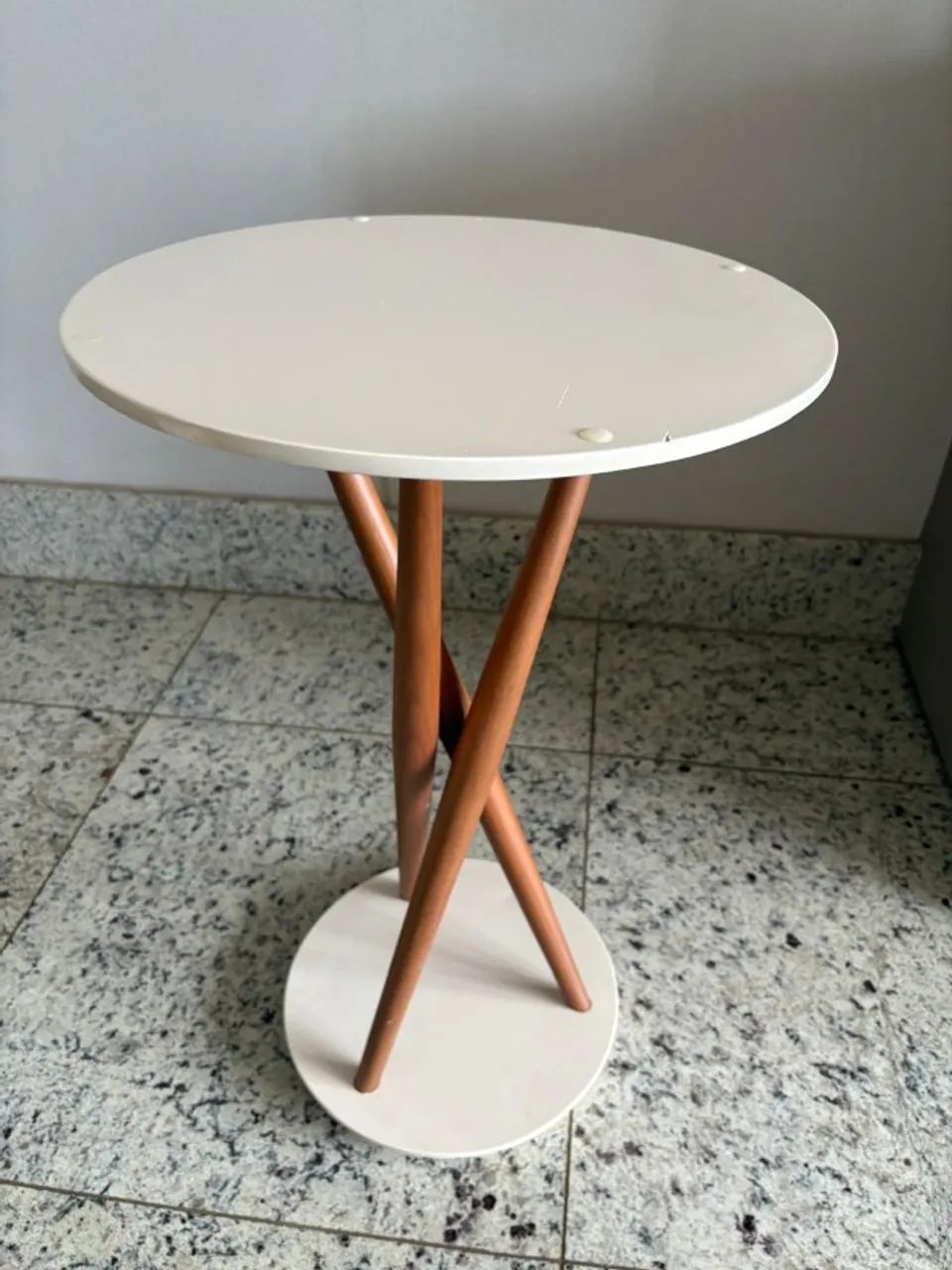 Mesa  lateral laca branca e pés de madeira