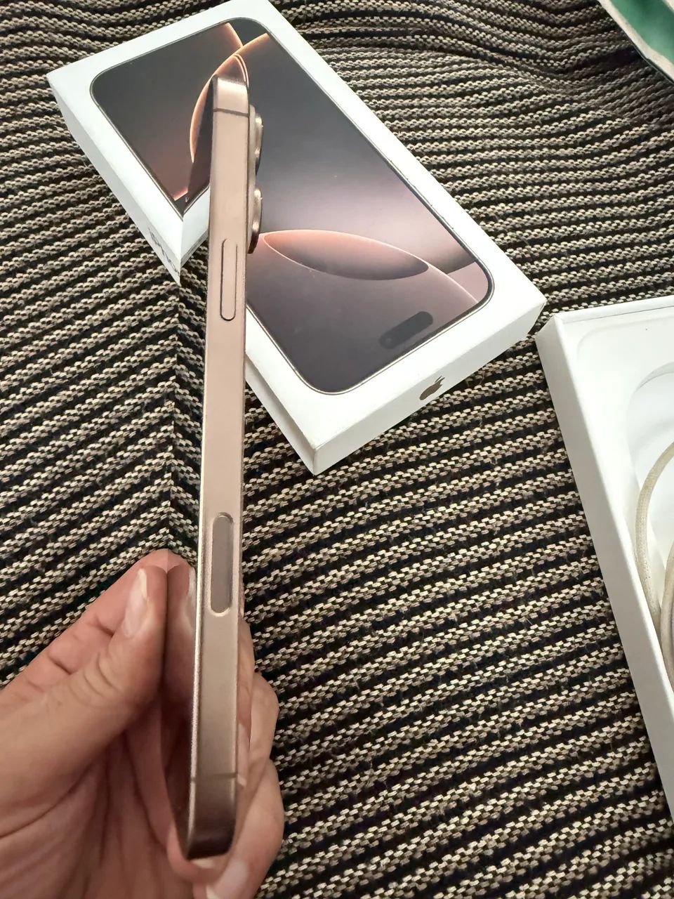 iPhone 16 pro max 512G Titanium Desert - Foto 4