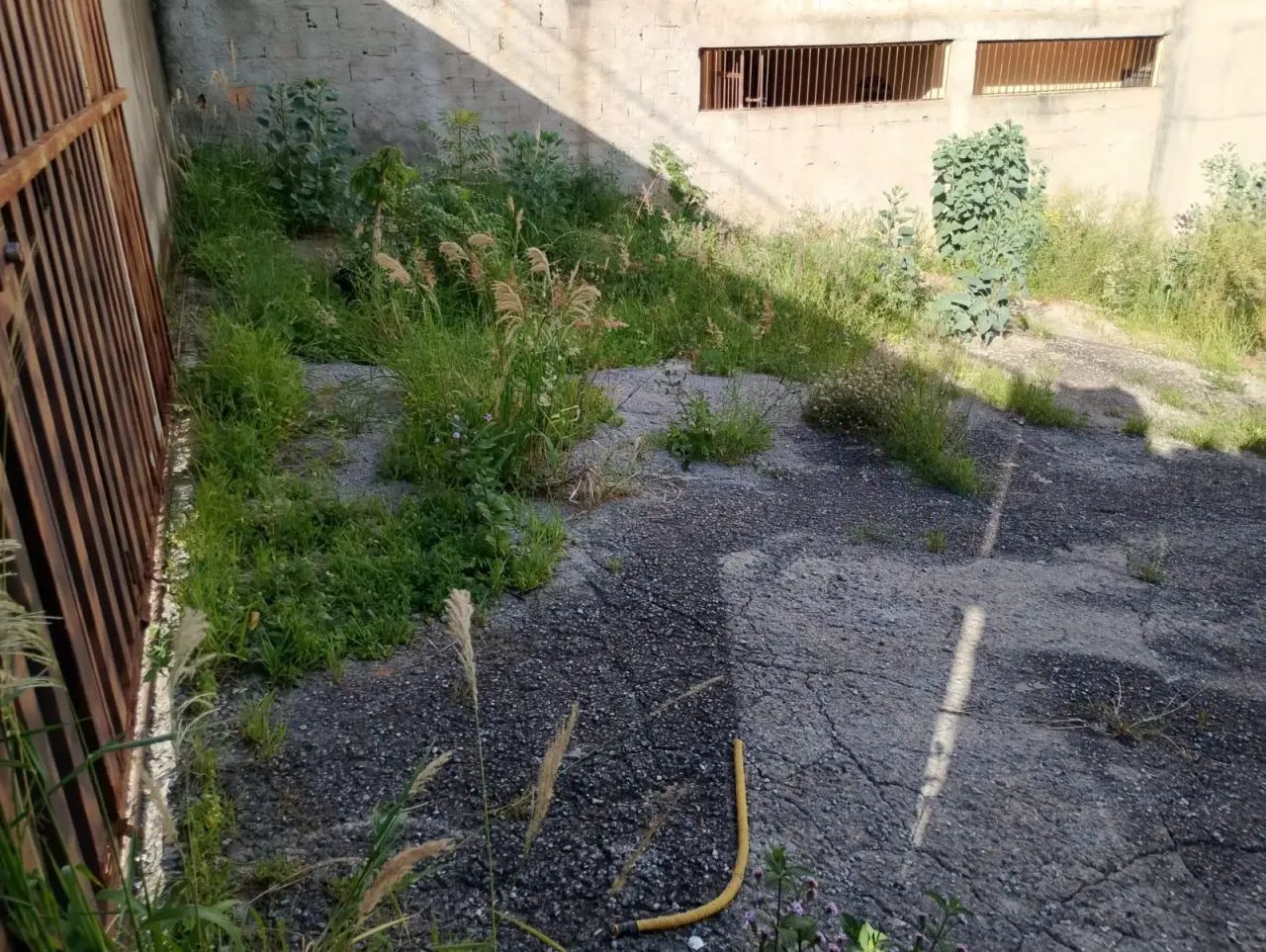 Lote a venda com 360m² próximo da Drogaria Araújo no Bairro Vila Paris, com fácil acesso a