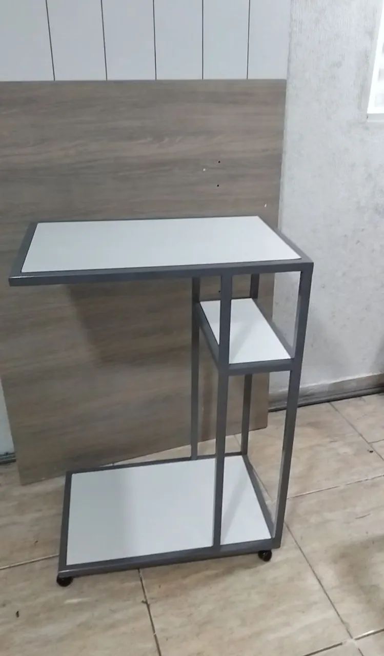 Mesa  en estrutura de aço carbono e madeira mdf