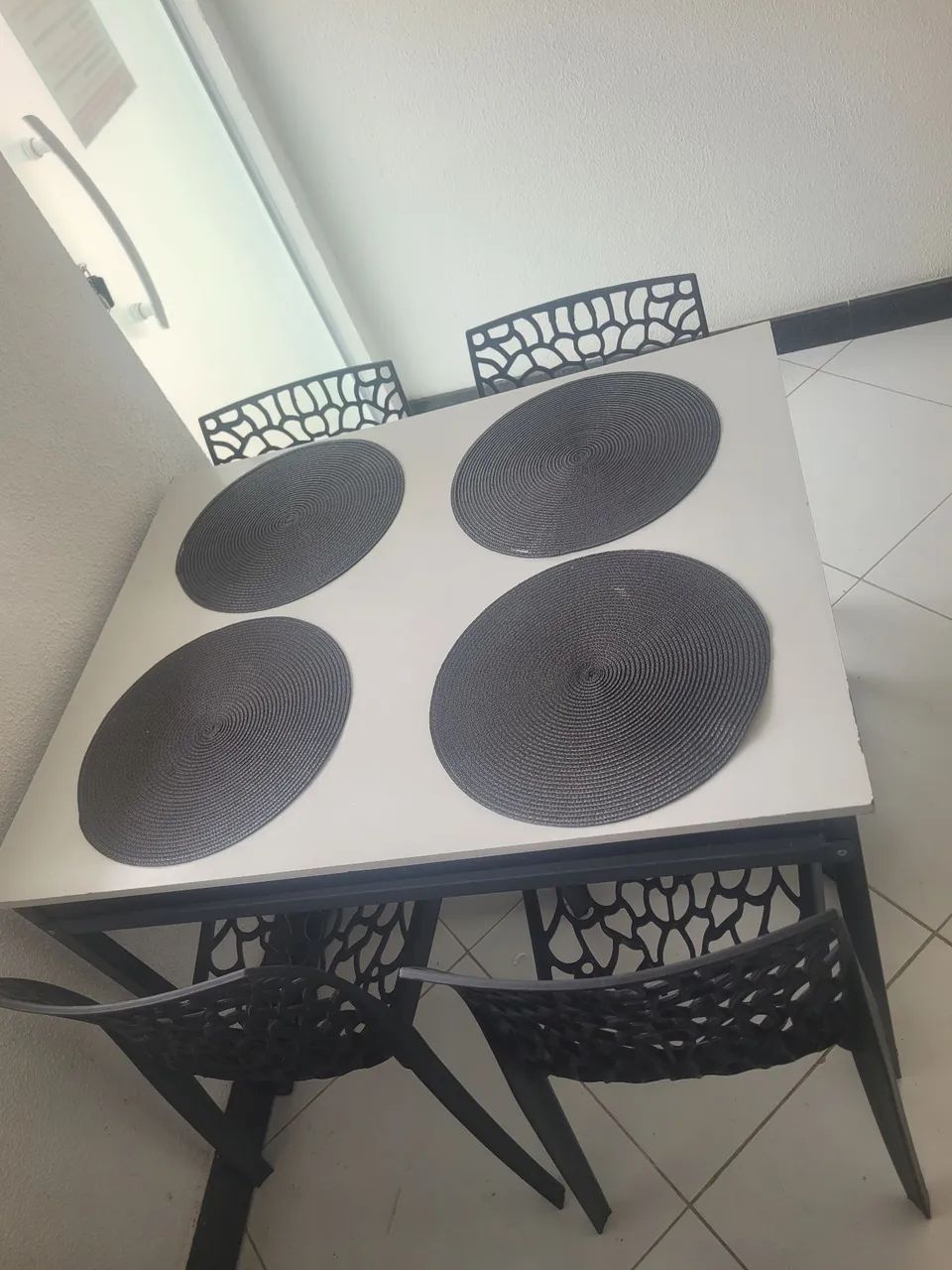 Vendo mesa com 4 Cadeiras coral - Foto 2