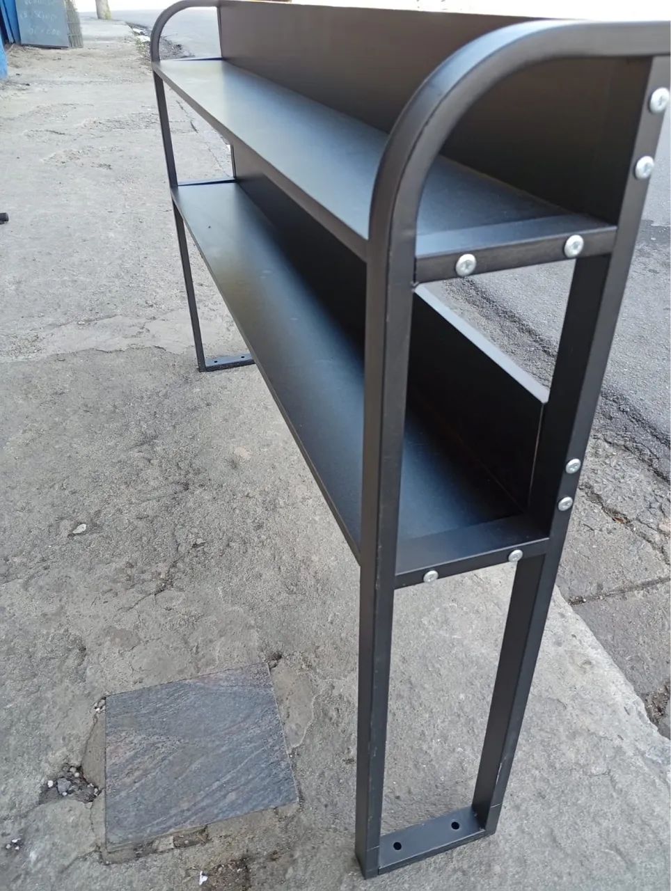 Armário fixar em mesa com duas prateleiras e lateral de metal 
