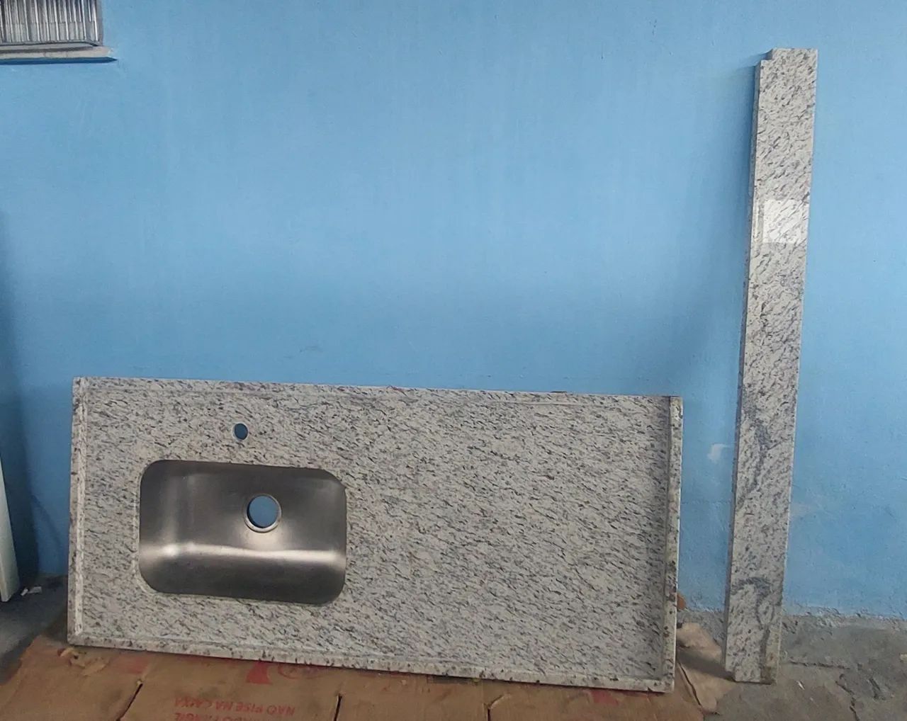 Pia granito com cuba inox e acabamento - Foto 3