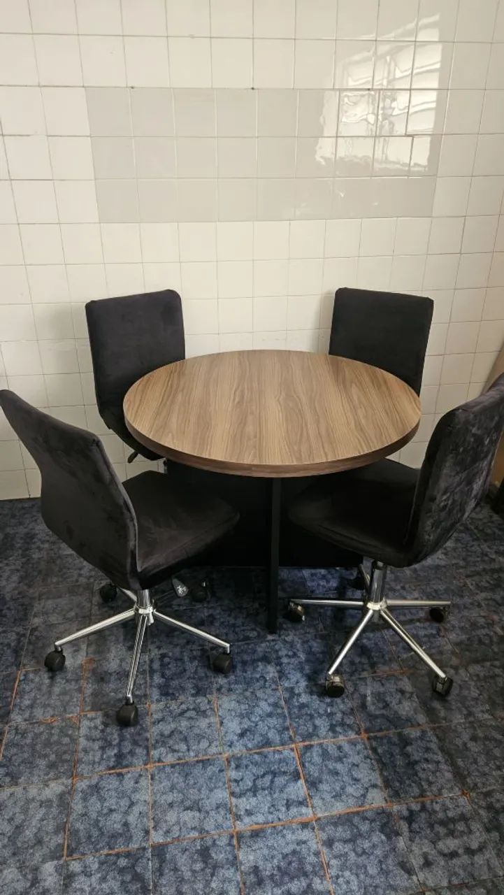 Mesa de escritório e 4 cadeiras