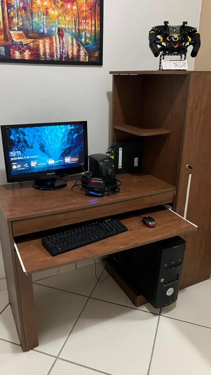 Computador com mesa e cadeira 