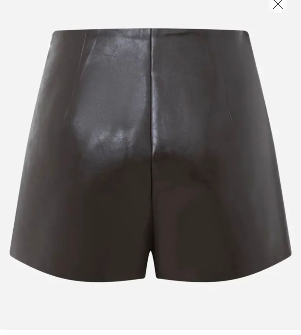 SHORT SAIA EM PU COM CINTO MARROM ESCURO - Foto 3