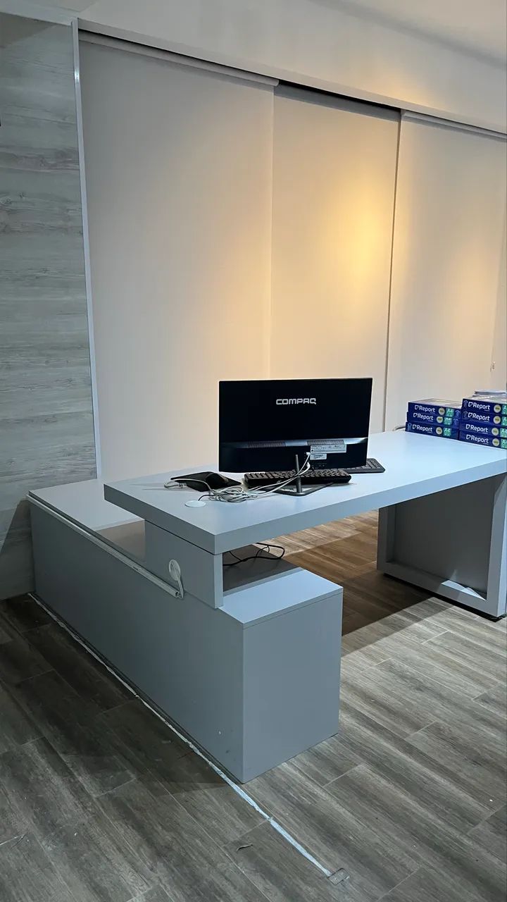 Mesa de escritório em L com balcão 