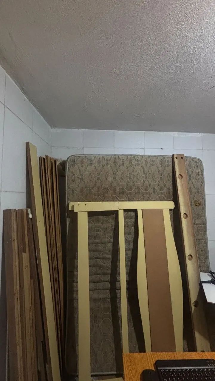 Cama  de madeira e colchão 